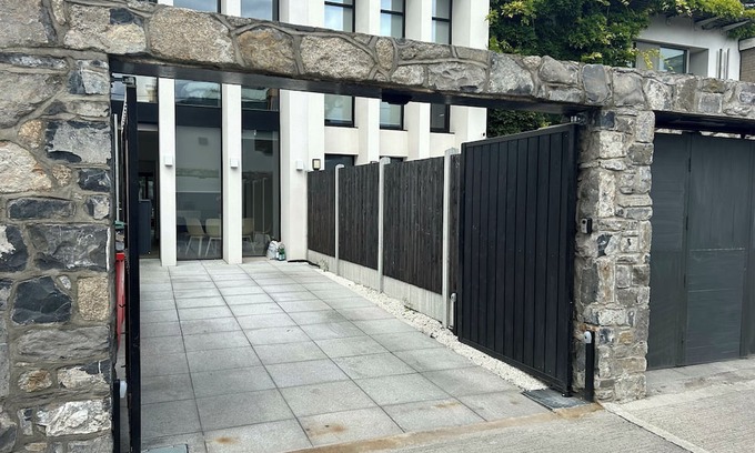 Ballsbridge Casa | 2-Bed Townhouse | Garden & Private Parking in D04
