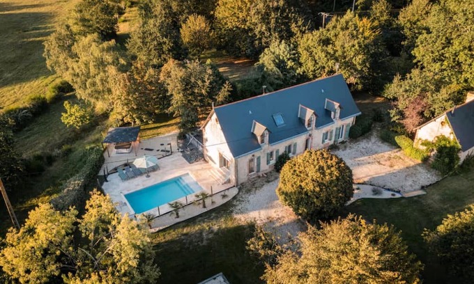 Soucelles Casa | Gîte 'Gîte de Caractère for 13 People' with Private Pool, Wi-Fi, and Air Conditioning
