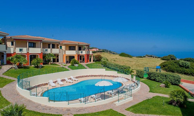 Tergu Apartamento | Residenza Le Farfalle 'Three-Room Apartment' with Garden View, Wi-Fi and Air Conditioning