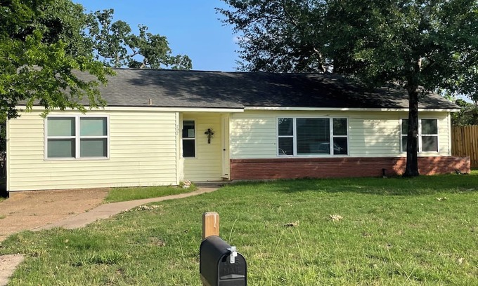 College Station Casa | Sleeps 14 - Game Day Stay by Kyle Field