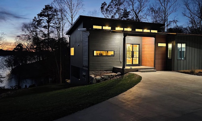 Granite Falls Casa | Stylish & Modern Lakefront House, Dog Friendly