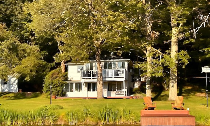 Tunkhannock Casa | Lakeside Getaway+ Dock+ Kayaks+ Fishing