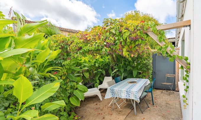 Chaillevette Casa | Holiday Home 'Du Porche' with Private Terrace and Wi-Fi