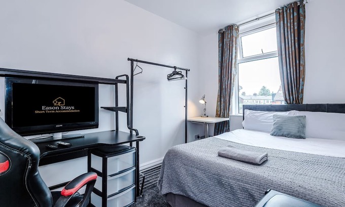 Chorley Casa | Ideal For Contractors or Holidays - Chorley House with Free Parking