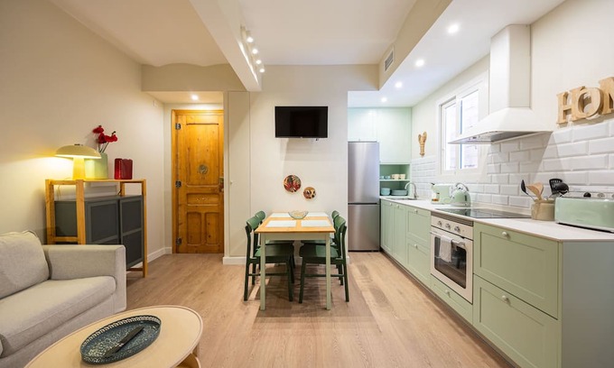 El Parc i la Llacuna del Poblenou Apartamento | The apartment has a unique charm and personality, thanks to its stylish design. You’ll be surrounded by parks, great restaurants, local shops, and more. And to top it off, there’s a private balcony where you can relax.