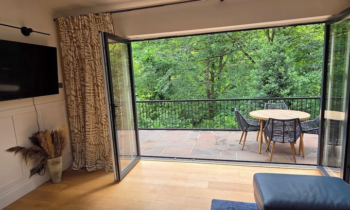 Durham Casa | Peaceful Durham City Centre Hideaway with Terrace & Seasonal Castle Views