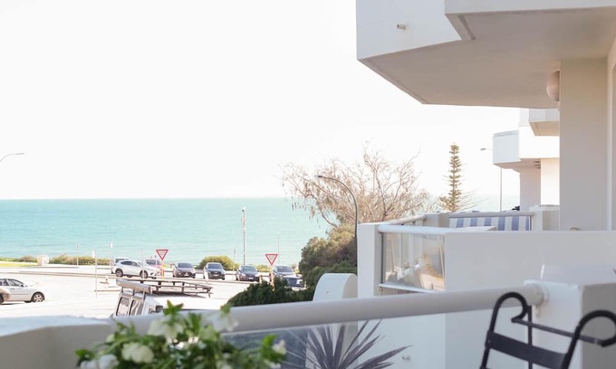 Cottesloe Apartamento | Spacious, pristine abode with ocean views, directly opposite Cott beach & cafes!