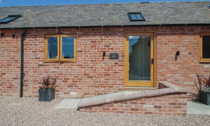 Loppington Cabaña | OAK BARN, pet friendly, with a garden in Wem