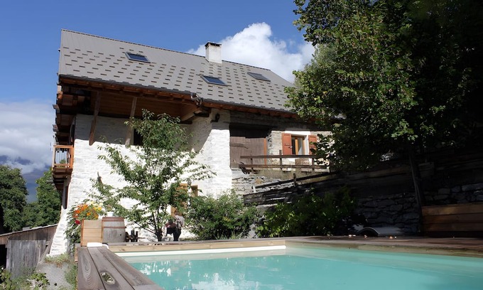 Les Vigneaux Casa | Holiday Home 'L'Eyssart' with Mountain View, Private Terrace and Wi-Fi