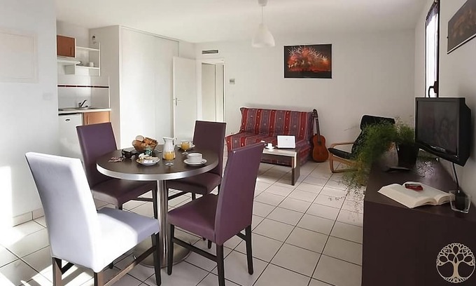 Carcassonne Hotel | Walking Distance to Parc de Bellevue in Historic Centre! Carcassonne w/Kitchen!