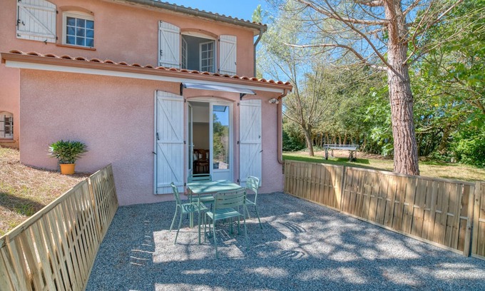 Maurens Casa | Toit Pour Vous - Relaxing Getaway in the Village with Garden and Pool