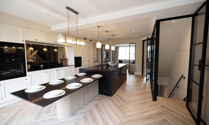 Stockport Casa | The Oak Dene is a beautifully designed retreat in High Lane that blends sophisticated style with everyday comfort. Finished to an exceptional standard and a calm neutral palette that creates a sense of modern elegance from the moment you walk in.