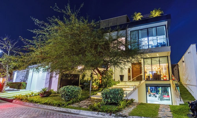 Recreio dos Bandeirantes Casa | 5 minutes from the beach High-end house with elevator and cinema room