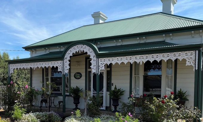 East Devonport Casa | Rosevilla Heritage Home in East Devonport with private parking and free WiFi