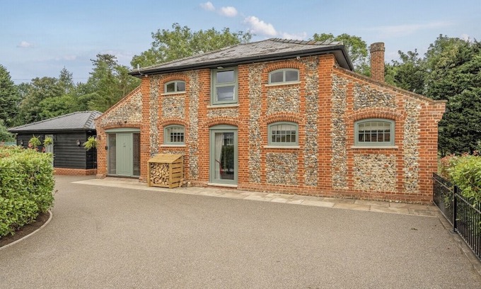 Bury St Edmunds Casa | Coach House with Hot Tub in Idyllic Bury St Edmunds
