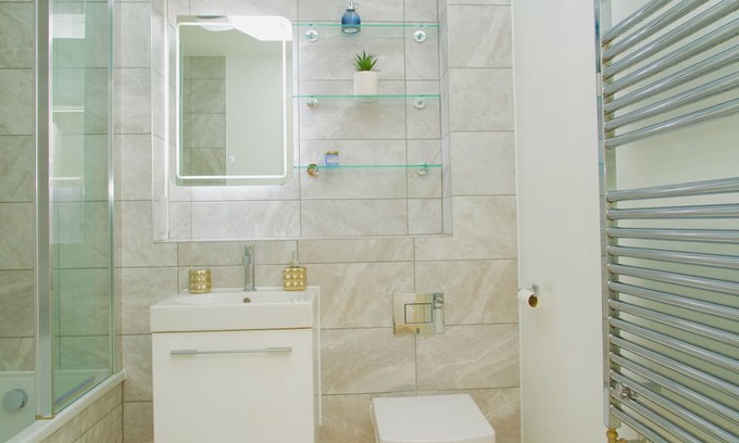 West Hill Apartamento | Stylish 3BR | 3 Min to Southfields Station