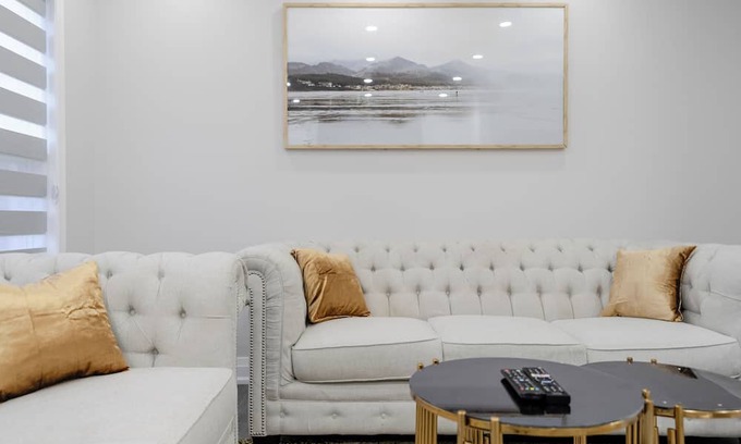 Vaughan Casa | Vaughan cozy room near Wonderland with office workspace with internet