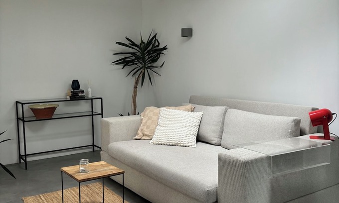 Unterrath Apartamento | Modern studio with en-suite bathroom & top connections