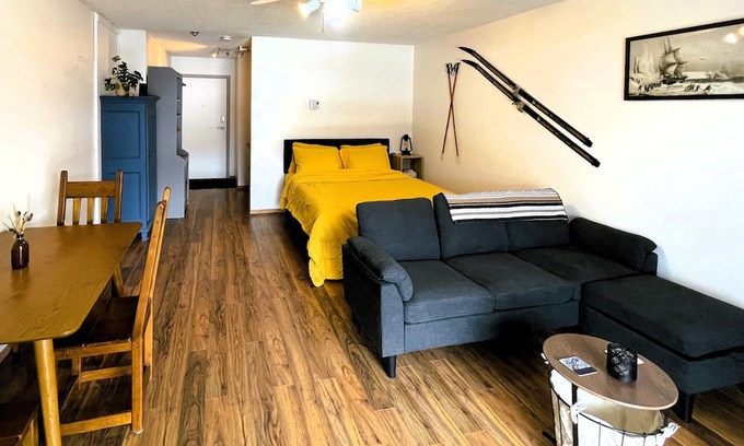 East Kootenay Apartamento | Cozy Studio at Ski Hill