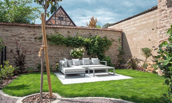 Marlenheim Cama Y Desayuno | The secret garden, spacious house with parking.