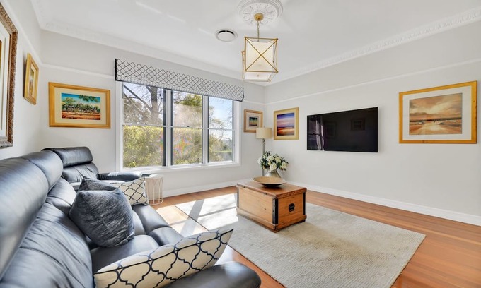 Cotswold Hills Casa | Expansive Toowoomba Retreat with Garden BBQ