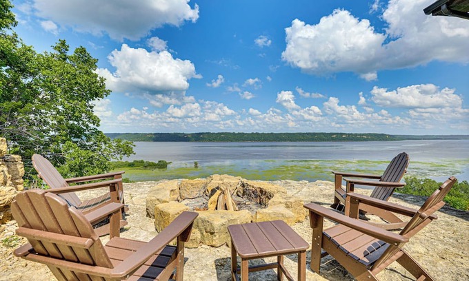 Peru Casa | River Views + Wraparound Deck: Dubuque Getaway