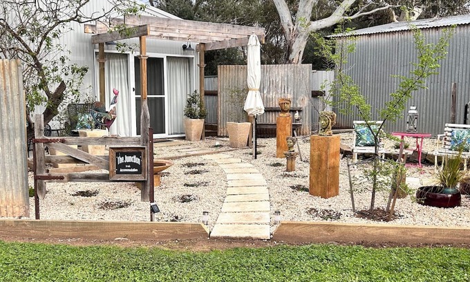 Strathalbyn Apartamento | Hamptons style, studio retreat with light continental breakfast included