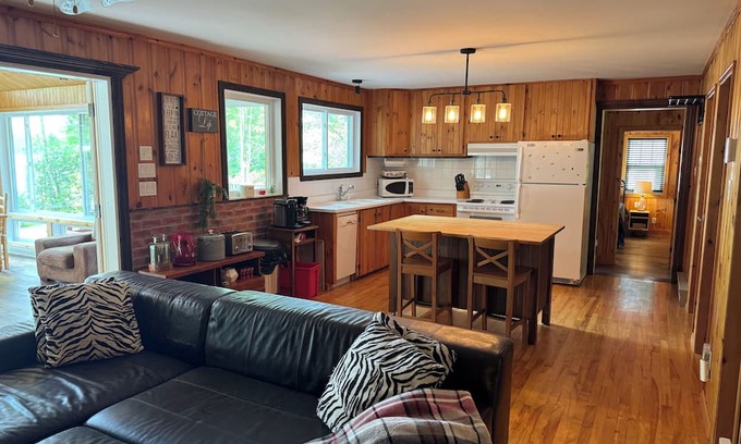 Stanstead Township Cabaña | Charming 3-bedroom cottage in lovely Magog area with AC.