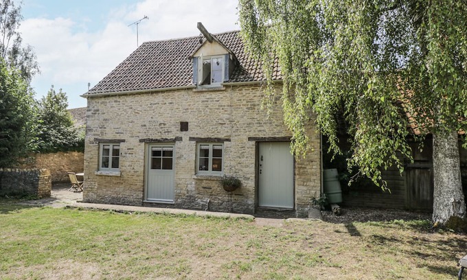 Ozleworth Casa | STABLE COTTAGE, pet friendly, with a garden in Sherston