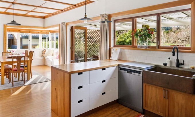 Gisborne Casa | 600m to CBD Riverfront Home