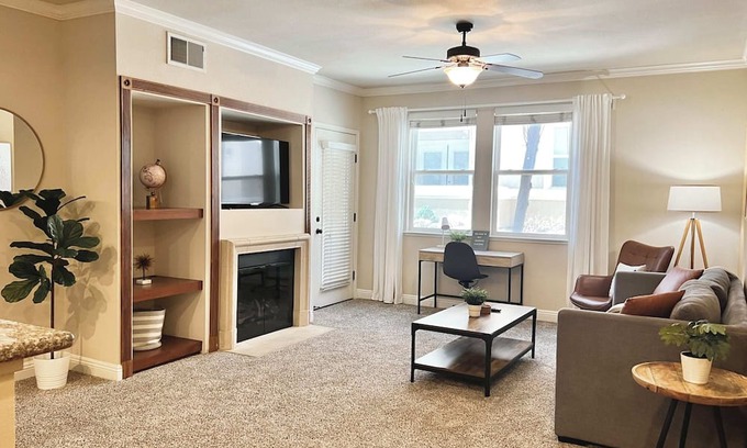Reno/Tahoe Airport Apartamento | Relaxing 2-BR Apt with Pool, Hot Tub & Gym