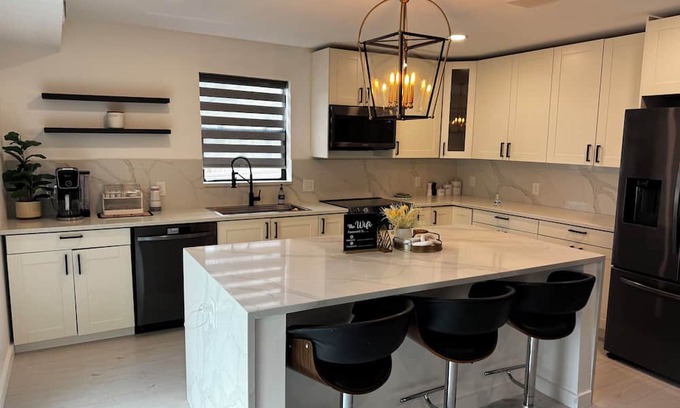 Powderhorn Casa | Modern house in heart of Minneapolis, All the amenities, No Clean Fee