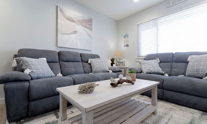 Port Aransas Condominio | Roomy 1 BDRM block from the BEACH Large Pool w/a Private Courtyard