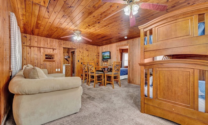 Smithville Cabina | Lake Front Lodge With a Pool and Bar & Grill