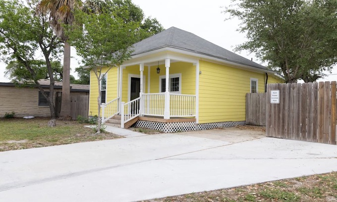 Aransas Pass Casa | Immerse yourself in the comfort of this charming home in Aransas Pass!