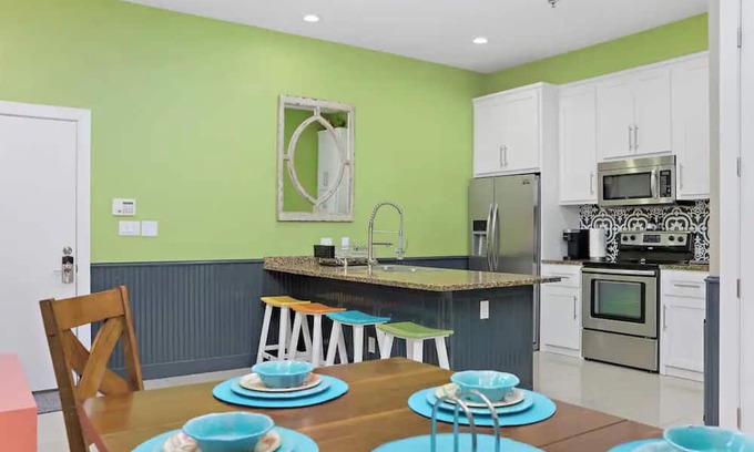 South Padre Island Condominio | Coral Cave Luxury Condo! Enjoy the beach, pools, BBQs, and bay views.