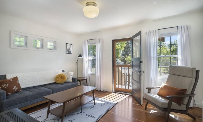Old Bend Cabaña | North Sister - Bungalow Charm, Fireplace, Queen bed, Parking