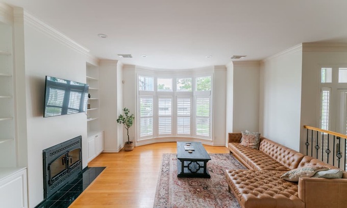 Hyde Park Casa | Roomy Stay in Houston’s River Oaks District! 3BR, 3.5BA, Prime Location!
