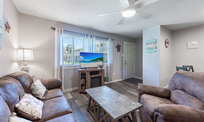 Port Aransas Condominio | Roomy 1 BDRM Large Pool w/a Private Courtyard and a 5 Min Walk to the Beach