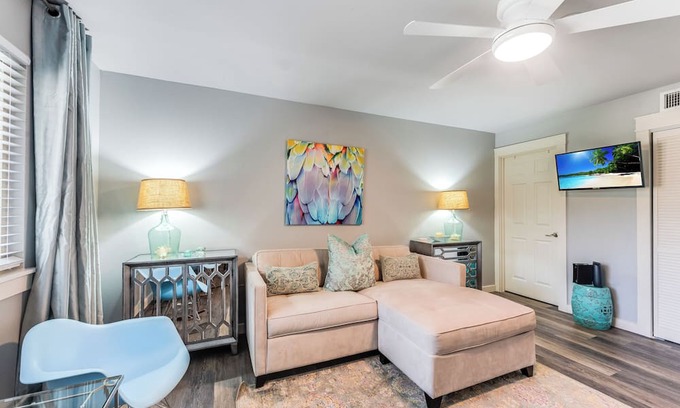 Port Aransas Condominio | Cozy Studio Large Pool w/ a Private Courtyard and a 5 Min Walk to the Beach