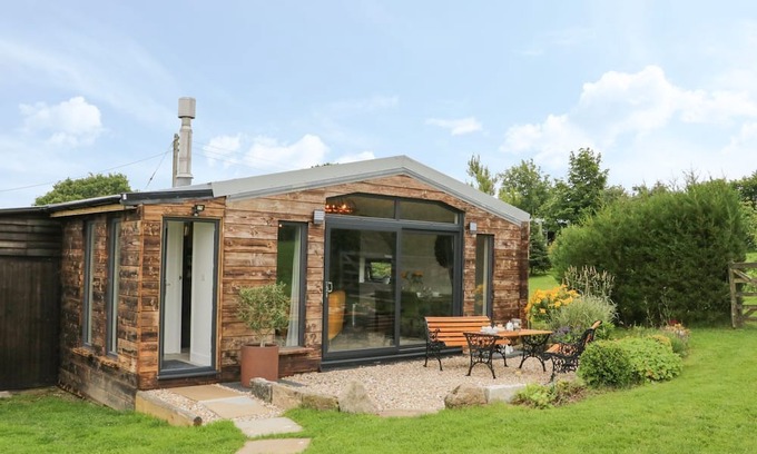Okehampton Cabaña | WINDY WILLOWS, pet friendly, with open fire in Okehampton