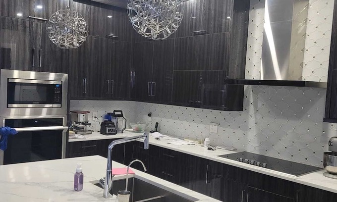 Surrey Newton Casa | Spacious home for you and your family. 4 bedrooms and 4 bathrooms in the city.