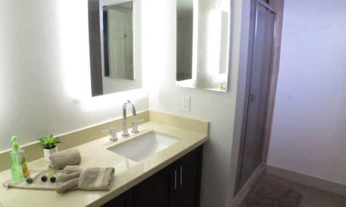 Westwood Apartamento | 2 Bed Apartment in a Full Service Building L11-A