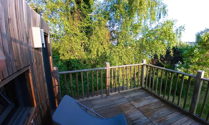Montboillon Chalet De Esquí | Chalet in the countryside, in the heart of a wooded garden.