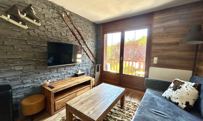 Flumet Apartamento | Apartment at the foot of the slopes, swimming pool, sauna, linen included and pets allowed.