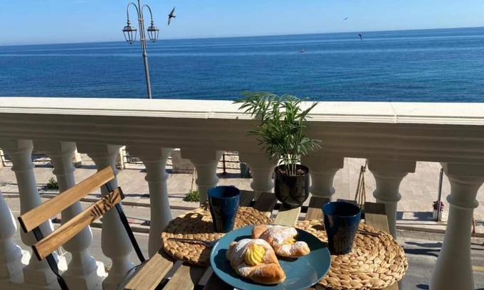 Giovinazzo Apartamento | Apartment 'Aquamaris' with Sea View, Wi-Fi and Air Conditioning
