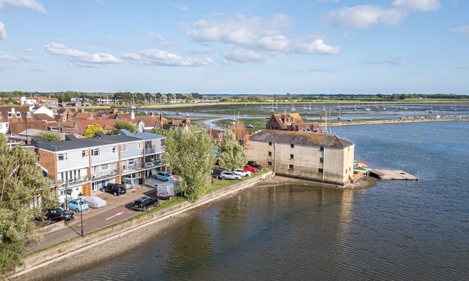 Emsworth Cabaña | Mill Pond House - Sleeps 8 guests in 4 bedrooms