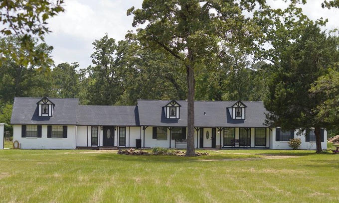 Montgomery Casa | Gorgeous 10 Acre Farmhouse + Lake Conroe Area + Private Pond