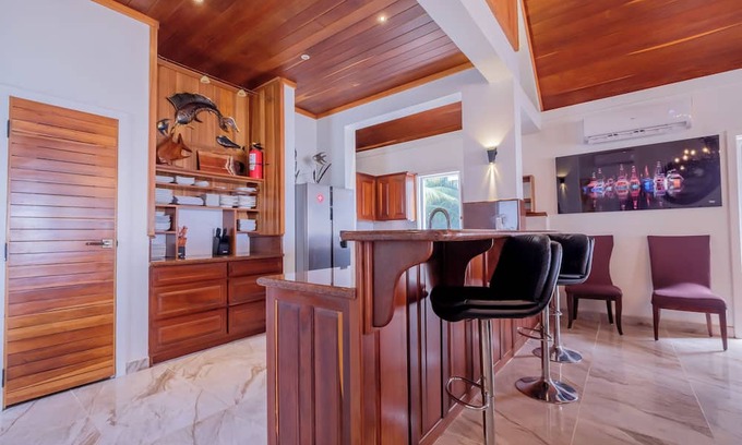 San Pedro Casa | Wake Up in Paradise- Luxe Beachfront Living with Stunning Ocean Views