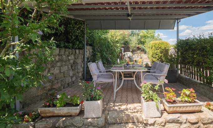 Payzac Apartamento | Apartment 'Le Mas De La Blache' with Mountain View and Wi-Fi